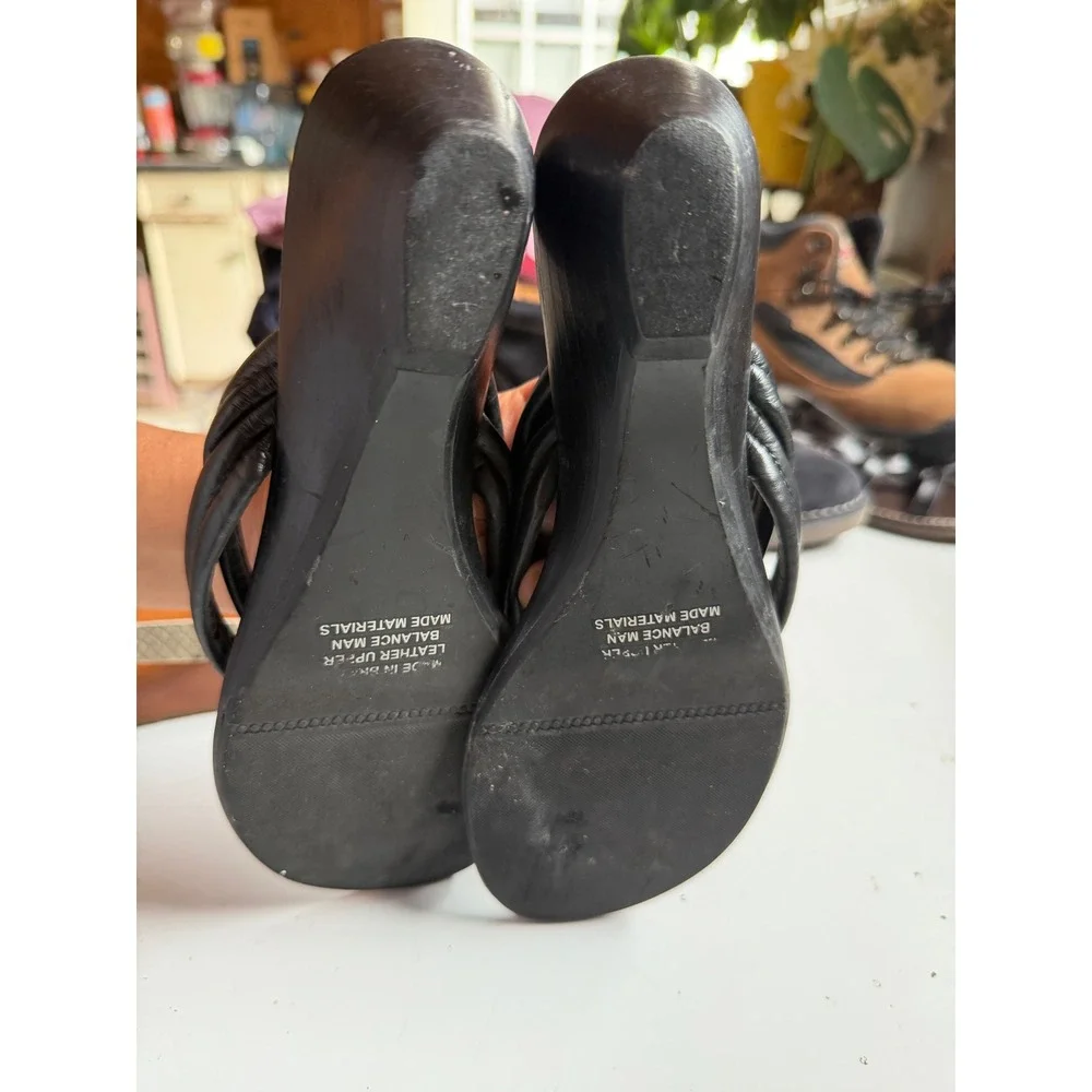 APOSTROPHE Becca Black Leather Wedge Sandals Padded Thong Slides Mens 6M Brazil
